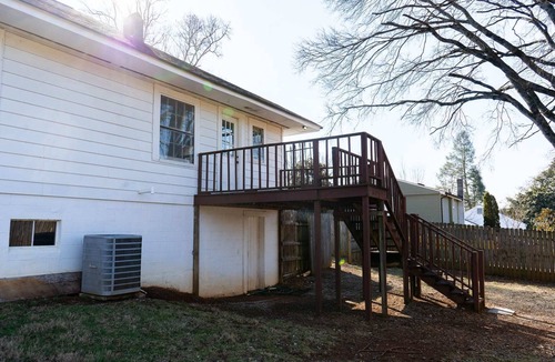 Ashley Oaks House | Charming 2 Bedroom Retreat in Prime Location!