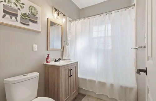 Tulsa House | Charming 2-bedroom University Dormitory Craftsman