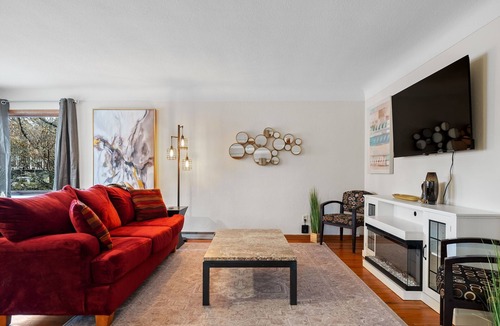 Summit Hill House | Charming 3-bedroom home with WiFi, AC on Summit near Hamline School of Law.