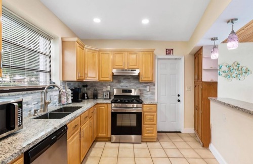 Driftwood House | Charming 3-bedroom house with AC and WiFi in Hollywood
