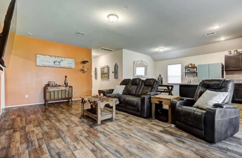 Mustang House | Charming 3-bedroom house with WiFi, AC in quaint Mustang