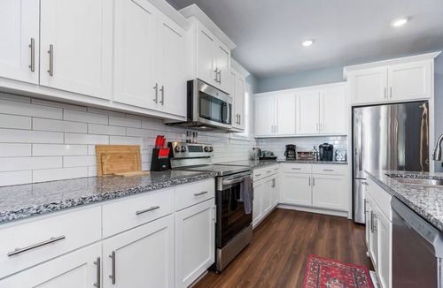 Raytown House | Charming 3-bedroom house 5 minutes from stadiums with balcony and garage