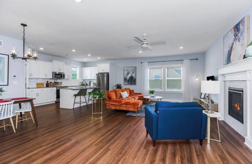 Raytown House | Charming 3-bedroom house 5 minutes from stadiums with balcony and garage