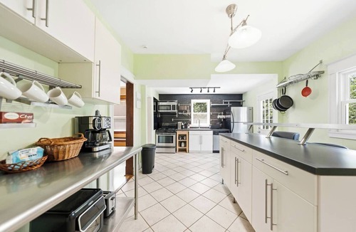 South Hyde Park House | Charming 4BR Retreat w Patio + Sunroom