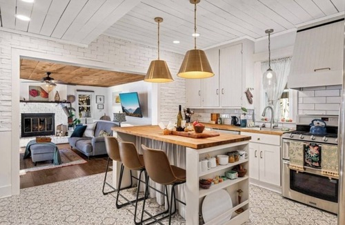 Northeast Minneapolis Arts District House | Charming 5-bedroom getaway few blocks from restaurants, breweries & cafes