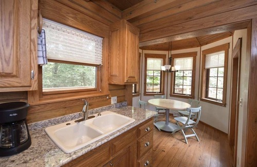 Lake Delton Cabin | Charming 7-bedroom lodge with AC, WiFi in awesome Lake Delton Wisconsin Dells