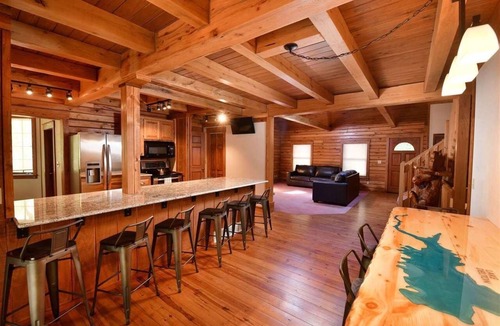 Lake Delton Cabin | Charming 7-bedroom lodge with AC, WiFi in awesome Lake Delton Wisconsin Dells