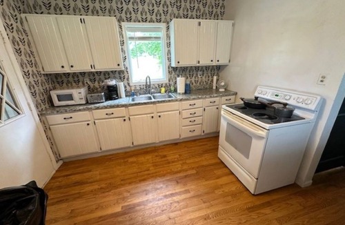 Spring Valley House | Charming farmhouse with 4 bedrooms and WiFi, AC near Spring Valley