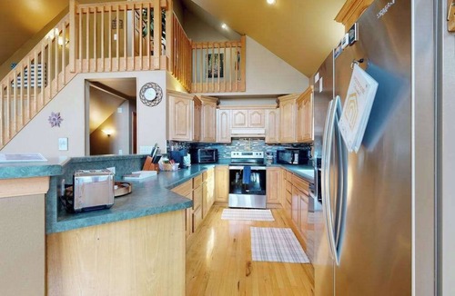 Rome House | Charming Golf View Home, w/Hot tub, Sauna, Fire pit, near Lakes & Trails!