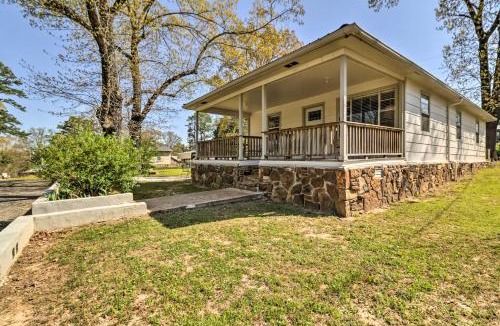 Higden House | Charming Home with Porch Walk to Greers Ferry Lake!