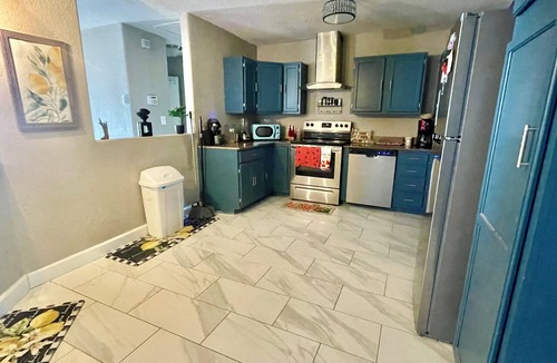 Woodward House | Charming Huge 3-bedroom Chicken Cottage