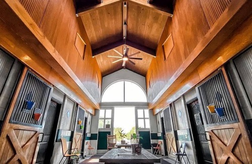 Lebanon Cabin | Charming Loft B&B with Private Bath & Country Breakfast near Old Hickory Lake – Lebanon, Tennessee