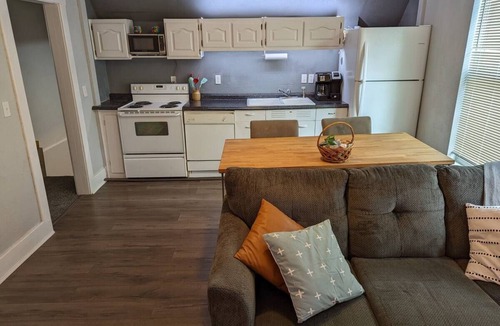 Springfield House | Cheerful 2 bedroom apartment! (Upstairs - private entry)