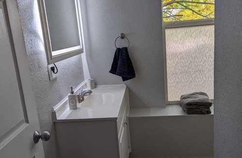 Springfield House | Cheerful 2 bedroom apartment! (Upstairs - private entry)