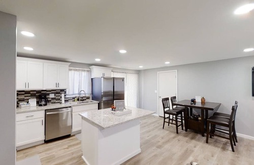 Hays House | -Cheerful 3 bed home-inside COMPLETELY renovated!