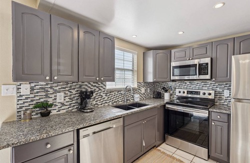 Chandler Park House | Cherie Down Townhome W/Patio, Balcony, BBQ Grills, Fire Pit & 5 Minute Walk to the Beach! 🏖️