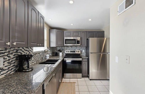 Chandler Park House | Cherie Down Townhome W/Patio, Balcony, BBQ Grills, Fire Pit & 5 Minute Walk to the Beach! 🏖️
