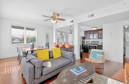 12 South Apartment | Chic Boutique Condo in Nashvilles coveted 12 South Neighborhood Coffee Shops, Restaurants, Bars and Boutiques, just steps away. Featuring plush linens , bath products and a balcony with free parking!