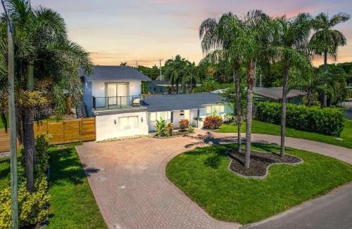 Survey Creek House | Chic Pompano Getaway - Pool Beach & Pickleball - Family