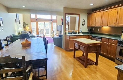 Holiday Island House | Close to Marina, Boat Parking, Golf, Kayaking