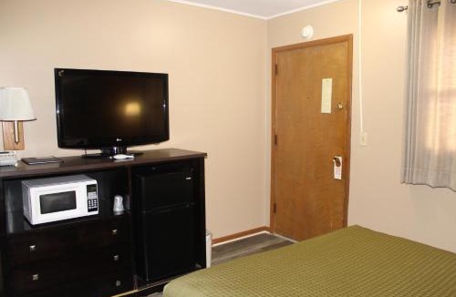 Dyersville Hotel | Colonial Inn