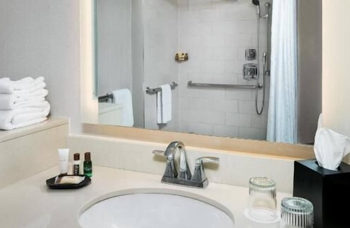Pinch District House | Comfort and Convenience! Steps to Dining, Shopping, Live Music on Beale St.