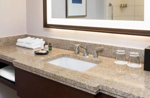 Pinch District House | Comfort and Convenience! Steps to Dining, Shopping, Live Music on Beale St.