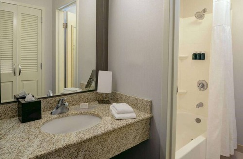 South Kansas City Hotel | Comfort and Location! Free Parking! Near Overland Park Convention Center!