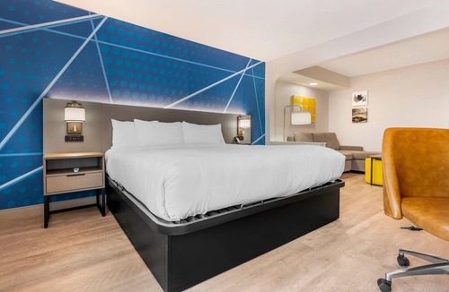 The Gate Hotel | Comfort Inn & Suites Saint Louis Lafayette Square