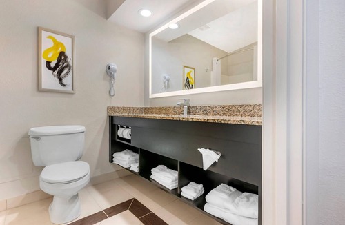 The Gate Hotel | Comfort Inn & Suites Saint Louis Lafayette Square