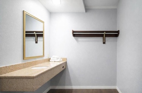 Antioch Hotel | Comfort Room, One king Bed, Non-smoking