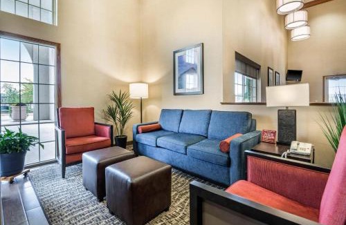 King Hotel | Comfort Suites at Par 4 Resort