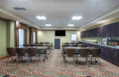 Altoona Condo | Comfy Suite | Free Breakfast, Free Wi-Fi, Indoor Pool and Hot Tub
