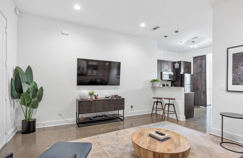 Midtown Condo | Contemporary 1BR Furnished Condo Near West End at The Lofts, Nashville