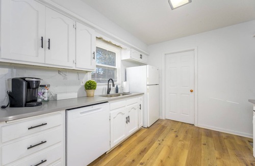 Wichita House | Contemporary Cozy Bungalow, 3 Bedroom, 1 Bathroom in East Wichita.