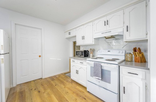 Wichita House | Contemporary Cozy Bungalow, 3 Bedroom, 1 Bathroom in East Wichita.