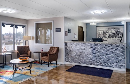 Owatonna Hotel | Coratel Inn & Suites by Jasper Owatonna - Standard 1 Queen Bed NS