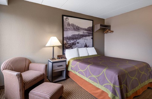 Owatonna Hotel | Coratel Inn & Suites by Jasper Owatonna - Deluxe 1 Queen Bed NS
