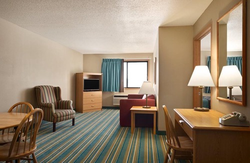 New Richmond Hotel | Coratel Inn & Suites New Richmond - 1 King Bed Non-Smoking
