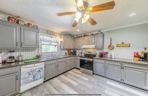 Inglefield House | Country Homeplace 4-bedroom Pool pets ok Near Toyota