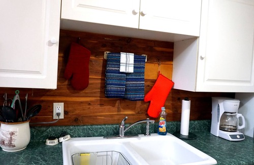 Bismarck Cabin | Couples/Family Secluded Getaway Near Hot Springs-Jacuzzi Overlooking Mountains!