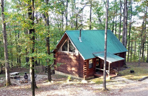 Bismarck Cabin | Couples/Family Secluded Getaway Near Hot Springs-Jacuzzi Overlooking Mountains!