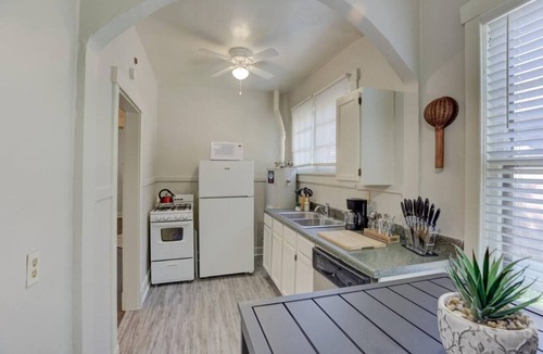 Cooper-Young Historic District House | Cox A · Memorable Nomad Haven! Walk to Cooper Young`s Best