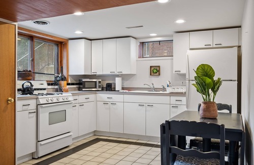 Summit Hill House | Cozy 1-bedroom house in tranquil Saint Paul with AC, WiFi