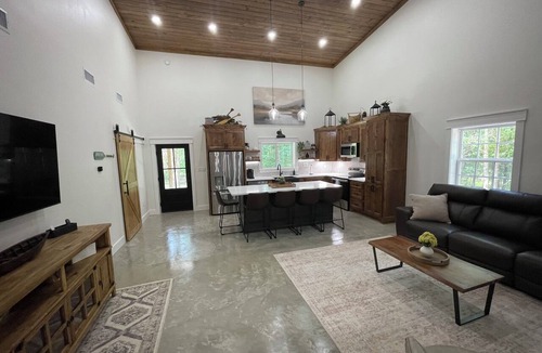 Bismarck House | Cozy 1-bedroom + loft barndominium near DeGray Lake
