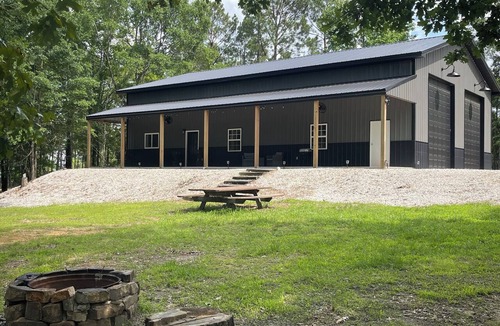Bismarck House | Cozy 1-bedroom + loft barndominium near DeGray Lake