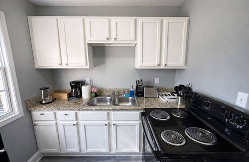Birmingham Apartment | Cozy 1BR Retreat with Parking Close to Downtown Birmingham and UBA