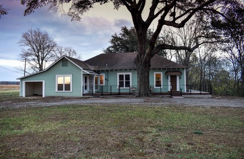 McLeod Cottage | Cozy 2 Bedroom Cottage in serene Hosston