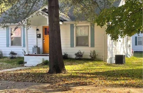 Sikeston Cottage | Cozy 2-bedroom cottage in Sikeston’s historic north end. 2 min drive to hospital