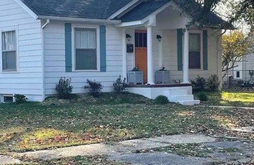 Sikeston Cottage | Cozy 2-bedroom cottage in Sikeston’s historic north end. 2 min drive to hospital